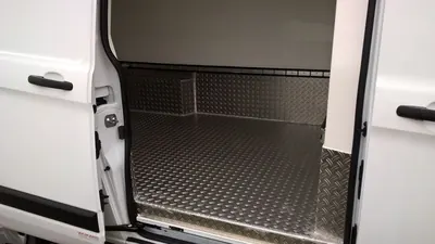 Das Innere des Ford Transit mit einer Kühlvorrichtung