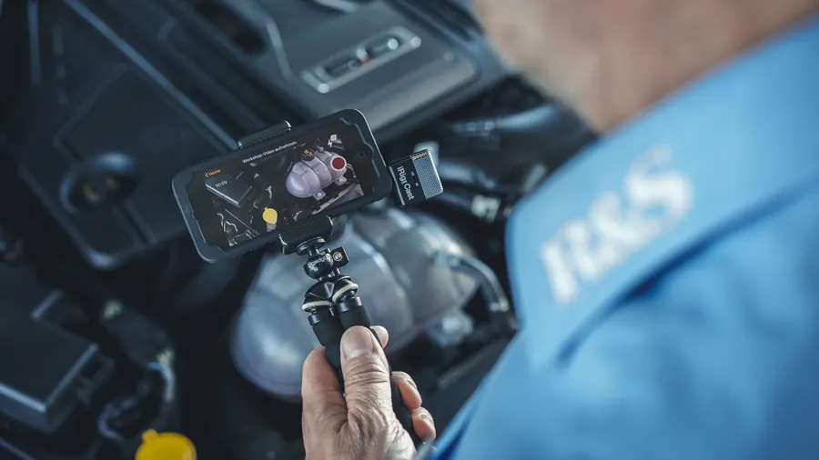 Mitarbeiter nimmt Video von einem Auto auf