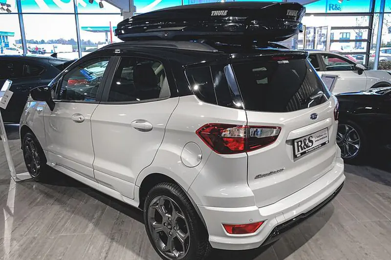 Ein weißes Auto mit einem Dachgepäckträger